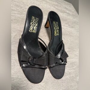 Vtg Salvatore Ferragamo Glory Black Patent Leather Kitten Heel Sandals Size 8